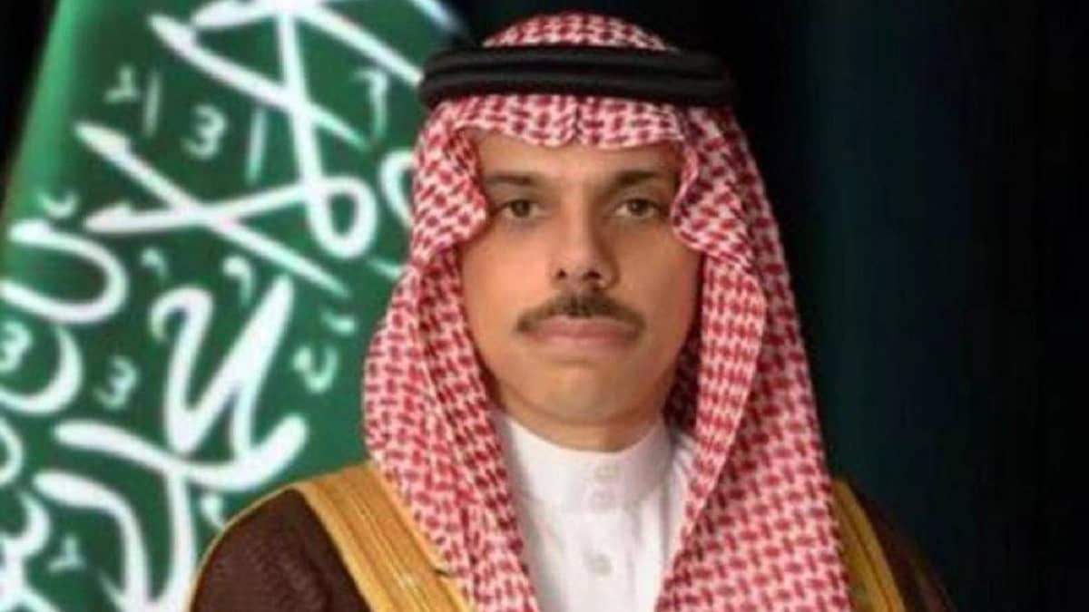 بالفيديو.. اشتعال النيران في عشرات السيارات خلال احتفالات رأس السنة