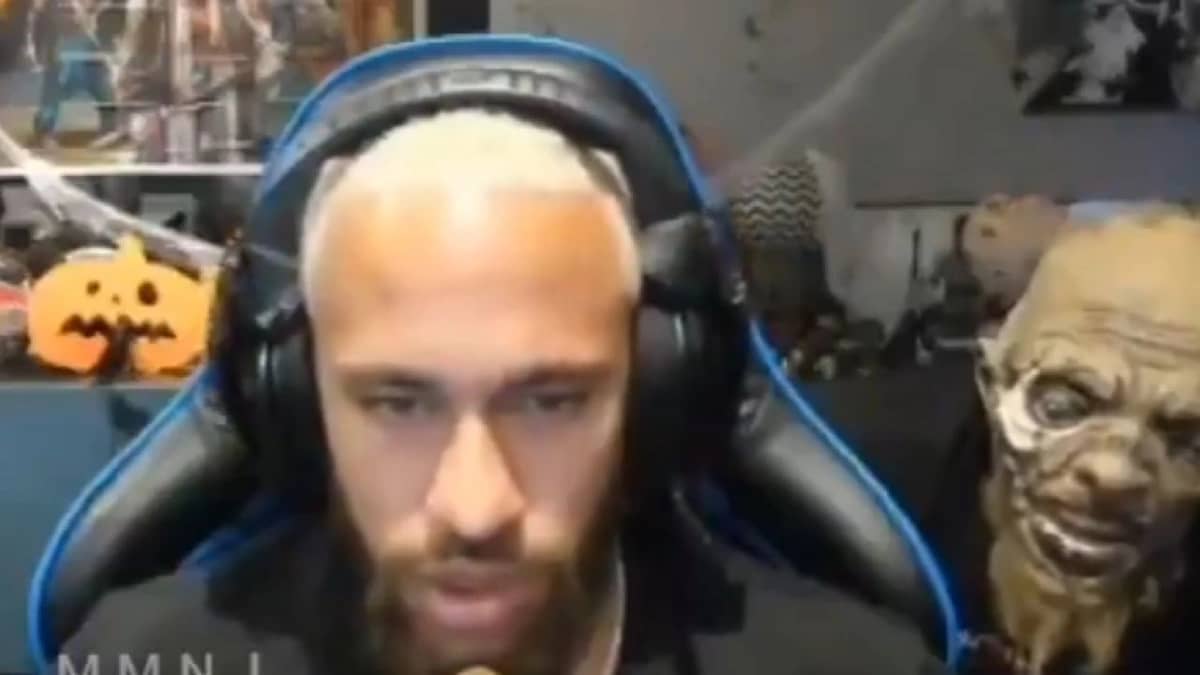 مقلب مرعب يفاجئ نيمار أثناء بث مباشر للعبة رعب.. فيديو