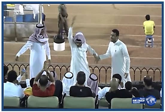 بالفيديو .. رئيس حطين يخطف الاضواء في ركاء ويتفاعل مع الرابطة