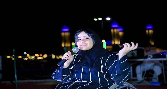بالصور.. الطفلة السعودية " فجر " تتحدى الإعاقة بالإنشاد
