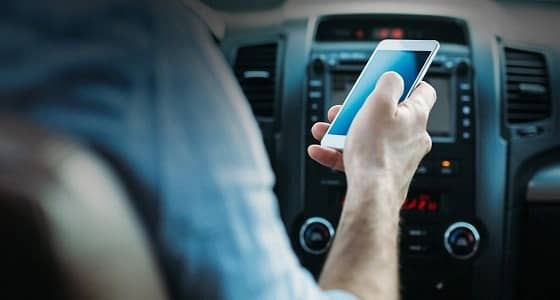 المرور: انشغالك عن القيادة مخاطرة بسلامتك وسلامة الآخرين