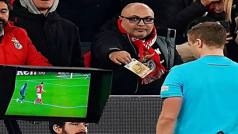 مشجع يعرض رشوة على الحكم ليفوز فريقه.. فيديو