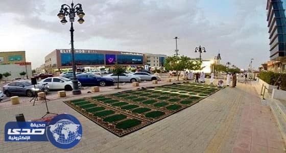 بالصور.. هيئة الأمر بالمعروف بالرياض تفرش رصيف المشاة بـ «سجاد الصلاة»