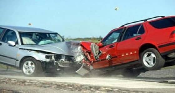 إصابة شخصين في حادث اصطدام مركبتين بالعرضيات