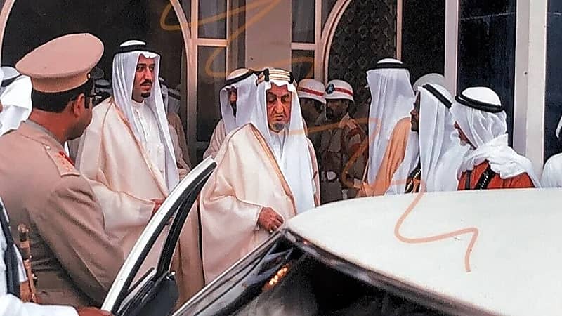 صورة نادرة تكشف لحظة خروج الملك فيصل من مبنى إمارة الرياض
