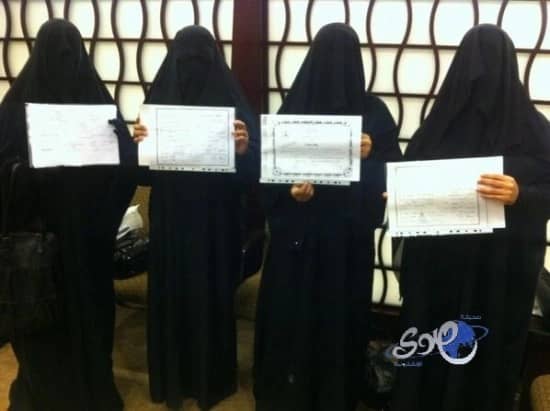 خريجات قديمات يتجمعن أمام القصر الملكي للمناشدة بالتوظيف