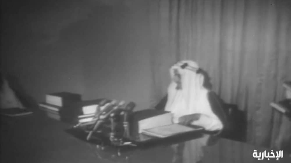 فيديو نادر للملك فيصل رحمه الله وهو يقر الميزانية العامة للدولة