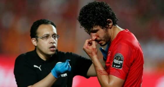 طبيب المنتخب المصري عن إصابة " حجازي " : تعرض لكسر في الفم