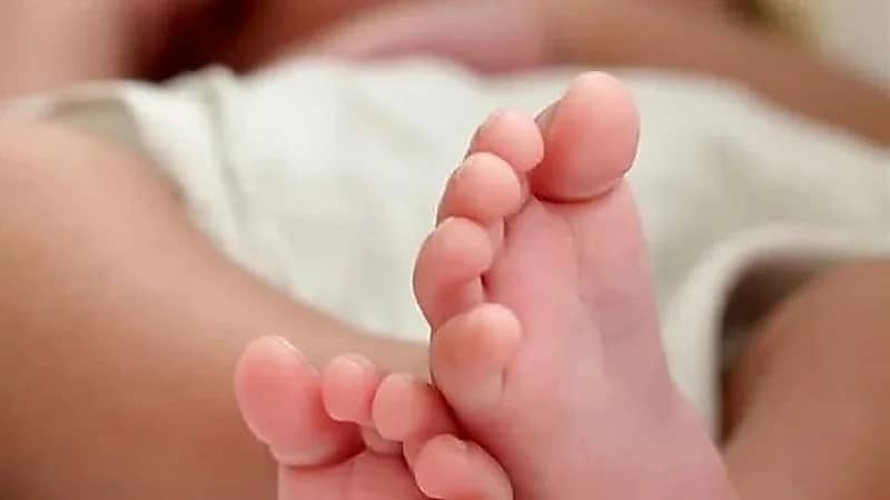 شقيقتان تتخاصمان بسبب حمل إحداهما في ذكر