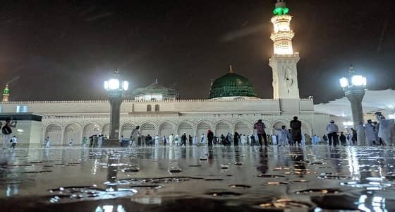 بالفيديو والصور.. الأمطار تغسل أرض الحرم النبوي الشريف