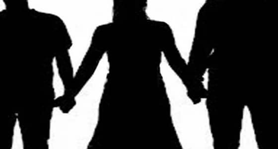 امرأة تجمع بين زوجين في وقت واحد 