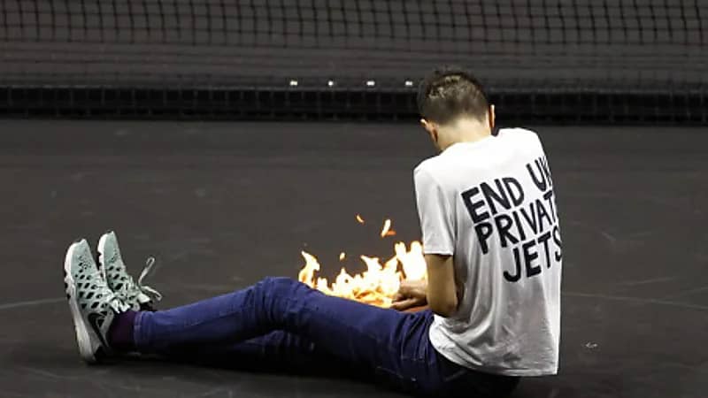 شاهد.. مشجع يشعل النار في ذراعه داخل ملعب خلال مباراة للتنس