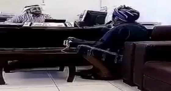 حقيقه مقطع فيديو موظف في تعليم سراة عبيدة يستهزأ بمسن