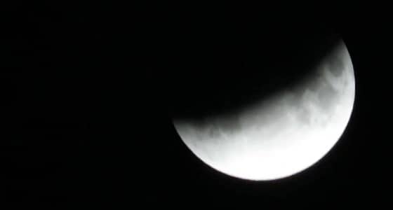 بالفيديو.. خسوف القمر الجزئي يصل ذروته