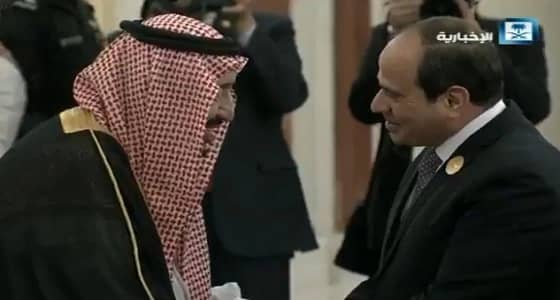 بالفيديو.. خادم الحرمين يستقبل الرئيس المصري بحفاوة شديدة قبل القمة العربية