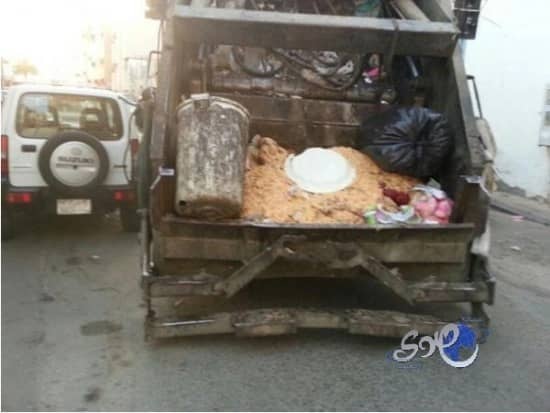  إلقاء أرز ولحوم مطبوخة في شاحنة نقل القمامة بجدة