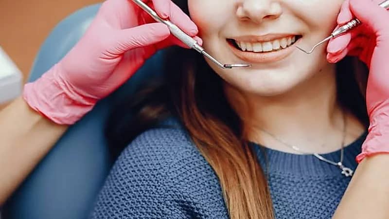 استشاري يقدم نصائح للحفاظ على صحة الأسنان