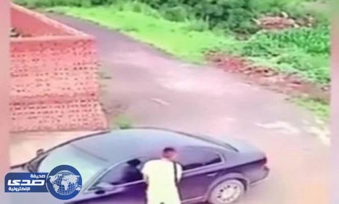 " ممارسة الجنس " داخل سيارة يحميها من السرقة