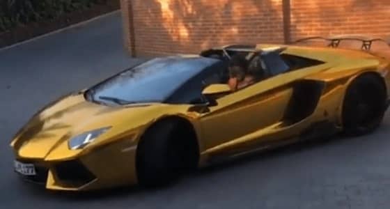 مهاجم " أرسنال " يستعرض البذخ بـ" لامبورجيني " مطلية بالذهب