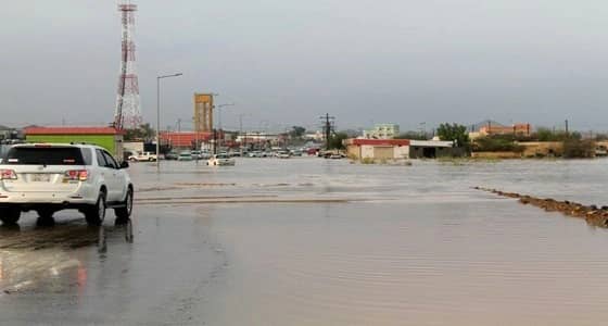الأمطار تجتاح القنفذة وتحذير لرواد الطرق