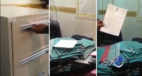 بالفيديو..ملفات طالبي وظائف تعليمية تباع في حراج الخرده