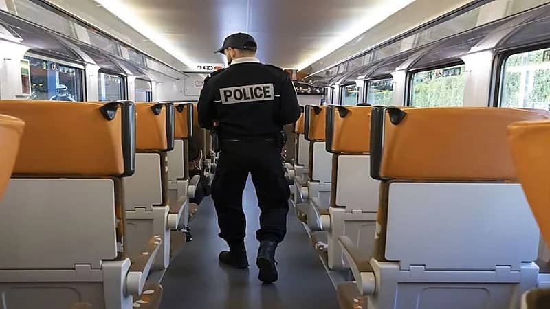 شاب يتعرض للطعن بسبب شكوته من التدخين