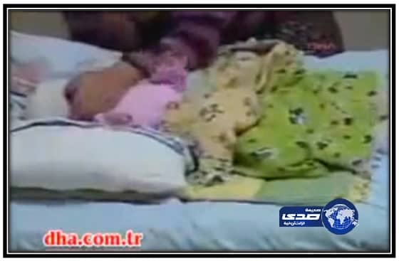 بالفيديو..كاميرا المراقبة تكشف خادمة تخنق طفلاً في محاولة لاسكاته