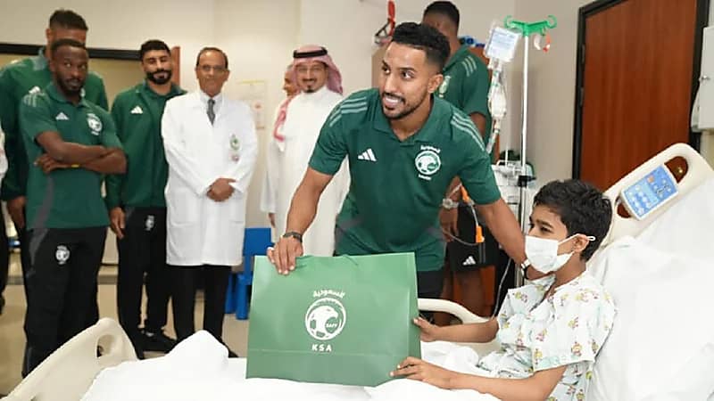 لاعبو الأخضر يزورون مرضى القلب والسرطان بمستشفى الملك فيصل .. فيديو