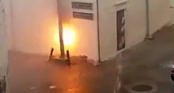بالفيديو.. ماس كهربائي في أحد أعمدة الإنارة