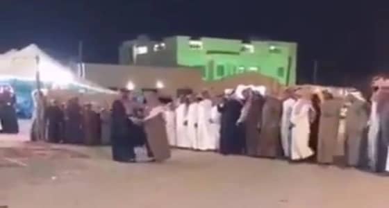 بالفيديو.. وفاة مواطن أثناء توزيعه « العانيّة »في حفل زفاف صديقه بالخرج