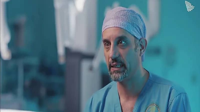 بالفيديو.. "فراس خليل" يتحدث عن إجراء ٢٠٠ عملية قلب مفتوح بواسطة الروبوت "دافنشي"
