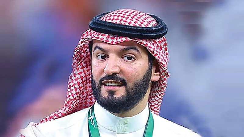 فهد بن نافل يغادر إلى باريس لإبرام صفقات جديدة