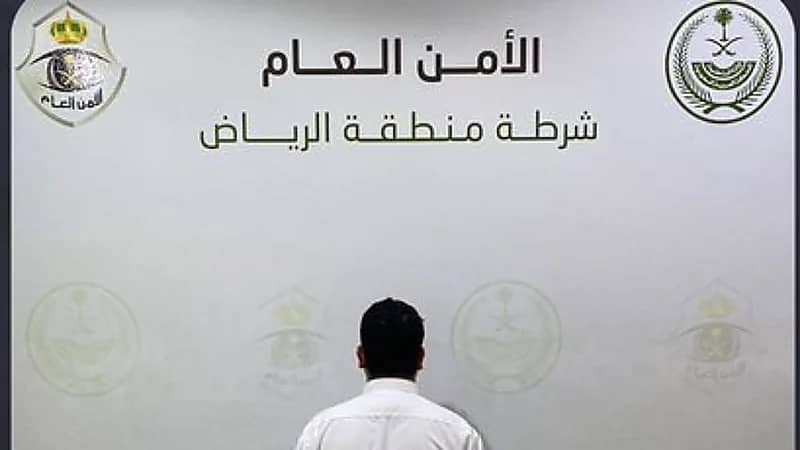 الإطاحة بشخص لانتحاله صفة غير صحيحة وابتزاز قاصرات .. فيديو