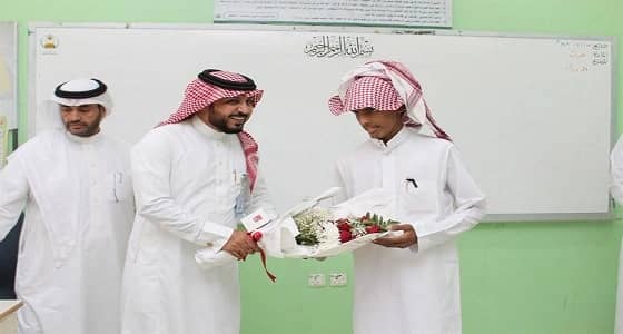 بالصور.. مدير التعليم يُكرم أحد الطلاب بعد تغريدة لمدرسته