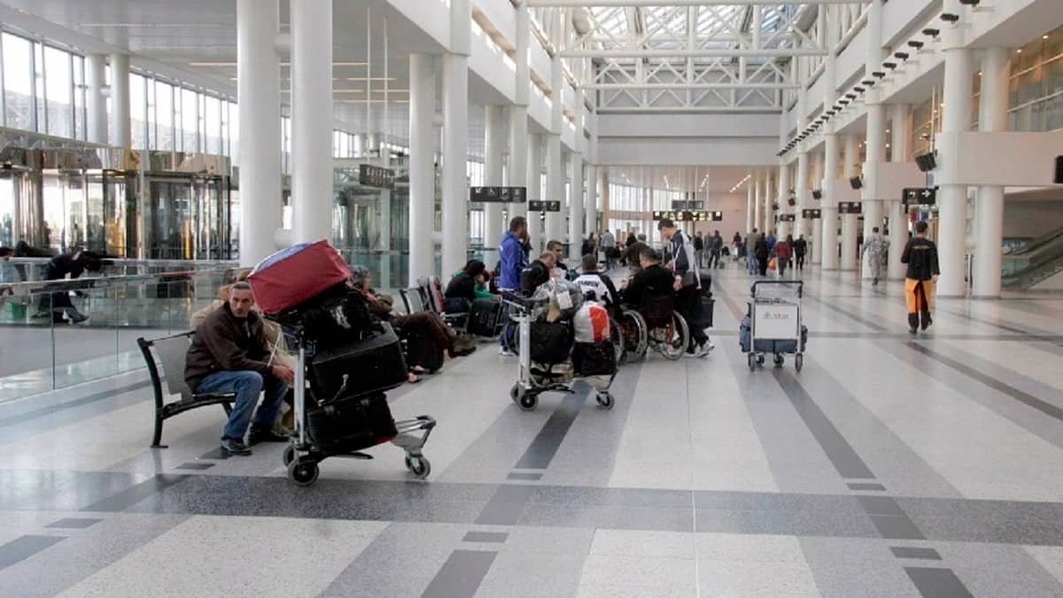 شاهد.. نظام الحمدين ينشر الفيروس في مطارات قطر