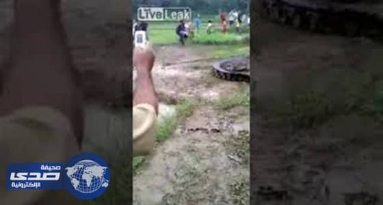 بالفيديو.. مشاجرة بين أهالي قرية وتمساح ضخم بحقل أرز