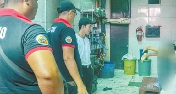 آلة فرم اللحم تسحق مراهق