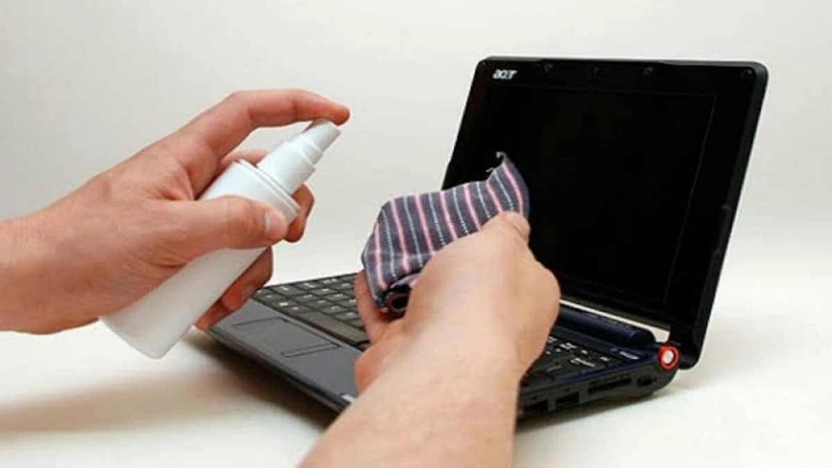 الطريقة الأفضل لتنظيف لوحة مفاتيح اللاب توب  