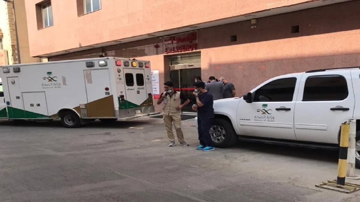 "صحة الرياض" تنقل مريضًا وصل وزنه إلى 300 كجم إلى المستشفى