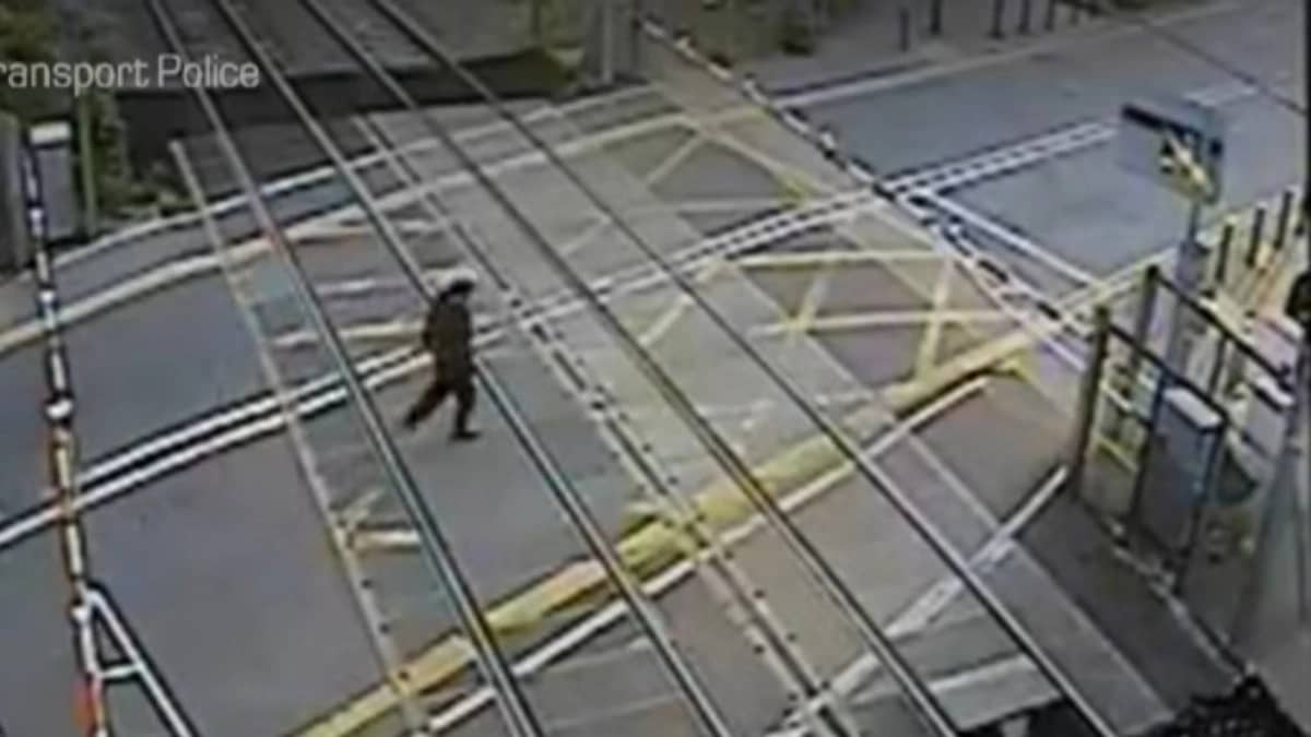 شاهد.. نجاة رجل من موت محقق تحت عجلات القطار