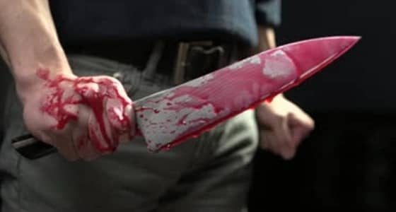 شاب يذبح زوجته ويحاول إلقاء طفلته من الشرفة