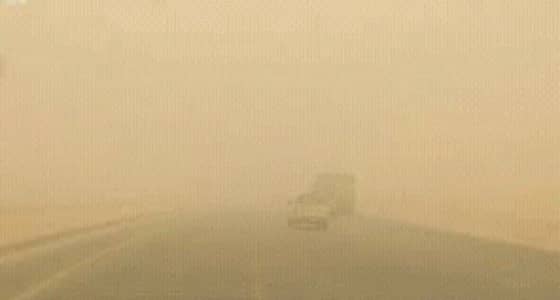 تحذيرات من عاصفة ترابية تجتاح طريق المدينة المنورة - تبوك