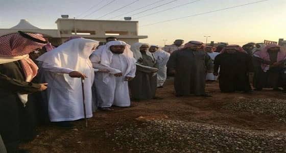 نشطاء يتداولون صورة مؤثرة للعودة من أمام قبر زوجته وابنه‎