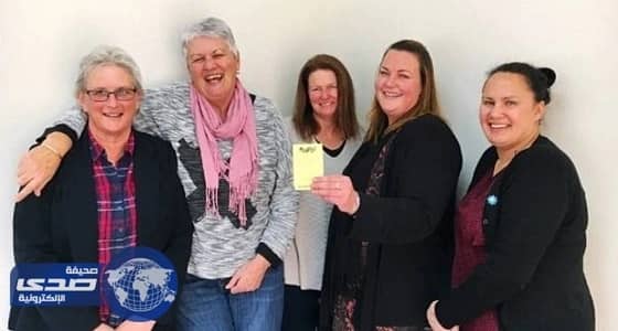 بالفيديو.. امرأة تخبر زملائها بفوزهم بمليون دولار