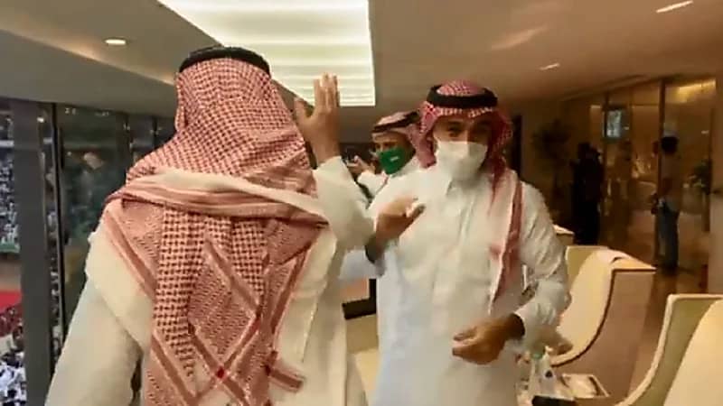 شاهد .. فرحة وزير الرياضة بهدف "سامي النجعي" في مرمى الصين