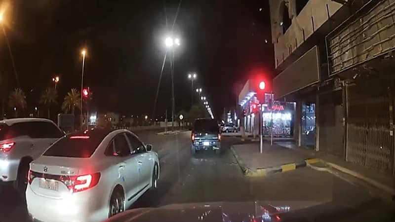 متهور يقطع الإشارة في الخرج..والمرور يتفاعل