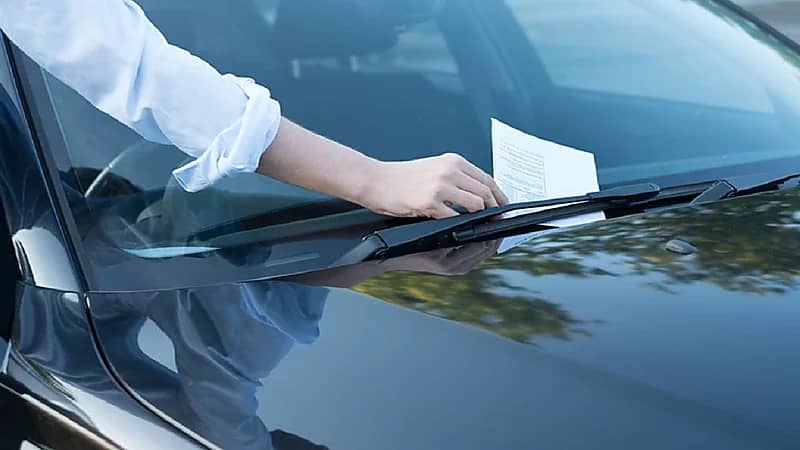 صورة..رجل يحتج على مخالفة سير بخلع ملابسه في الشارع