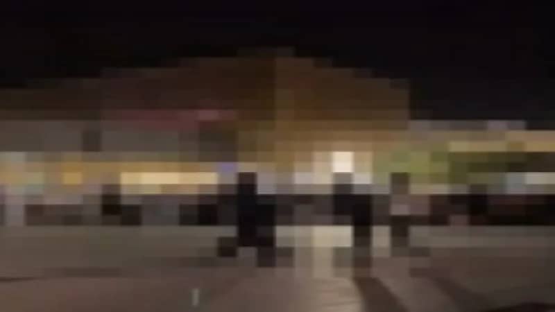 شاهد.. لحظة القبض على مغني راب في إحدى المجمعات بالرياض