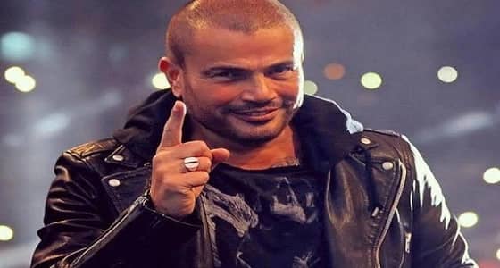 بالفيديو.. صراخ وتدافع جماهير عمرو دياب وصوله الكويت لالتقاط الصور معه