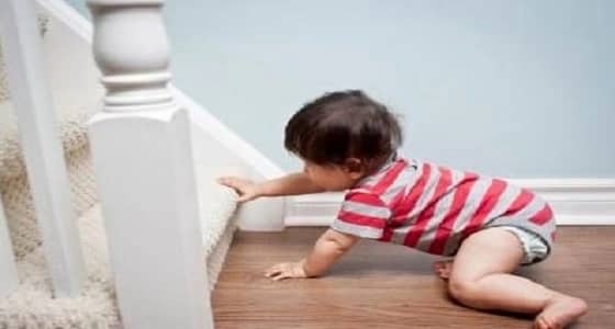 إنقاذ طفل علق رأسه داخل دربزين " درج " منزلهم بجدة